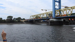 Video: Ein Güterzug fährt über die Kattwykbrücke...