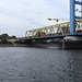 Video: Ein Güterzug fährt über die Kattwykbrücke...