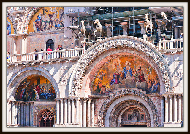 Detalles de la portada de la basílica de San Marcos + (1PiP)