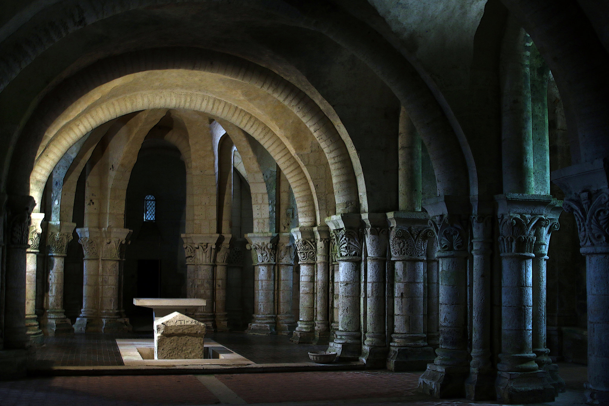 Un joyau de l'art romain et classée à l'Unesco , la crypte de Saint-Eutrope , à Saintes .