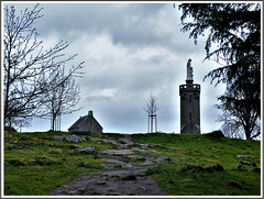 Le Mont-Dol (35)  : Vue vers la chapelle Saint Michel et la tour Notre Dame de l'espérance