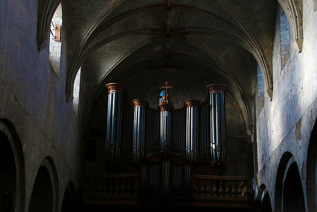 Eglise bien austère , loin du style rococo .