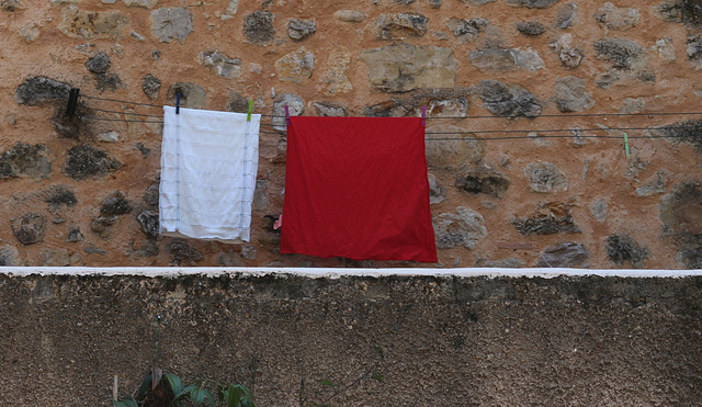 Laundry White Red