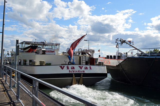 Die VIA VAI aus Schiedam verlässt die Schleuse