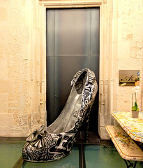 L'escarpin géant de Marie-Claire / Gigantic Marie-Claire's high heeled shoe