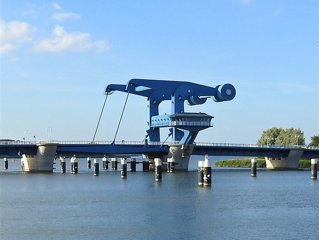 Waagebalken-Klappbrücke