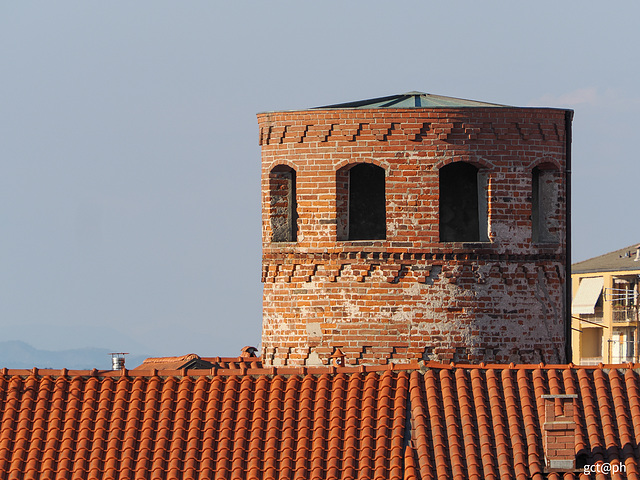 LA CASA TURRITA - THE TURRETED HOUSE LA CASA TURRITA - THE TURRETED HOUSE