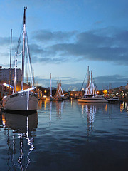 le port en tenue de fête,