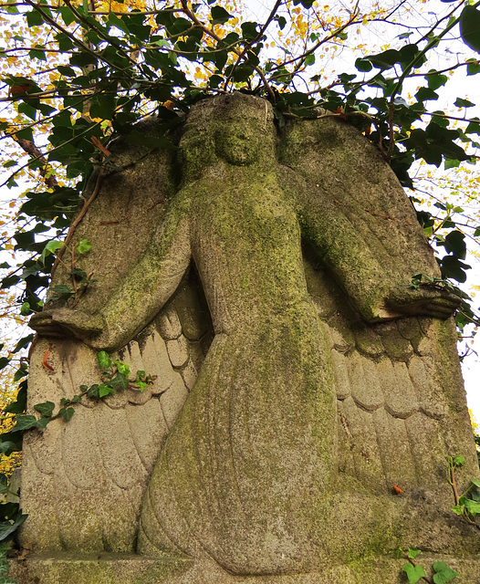 brompton cemetery, london,angel on c20 memorial to various soldiers who died in wwi, perhaps of the pusch family?