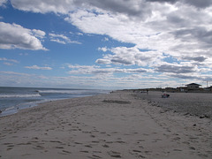 Un longue marche de massage de pieds dans le sable....