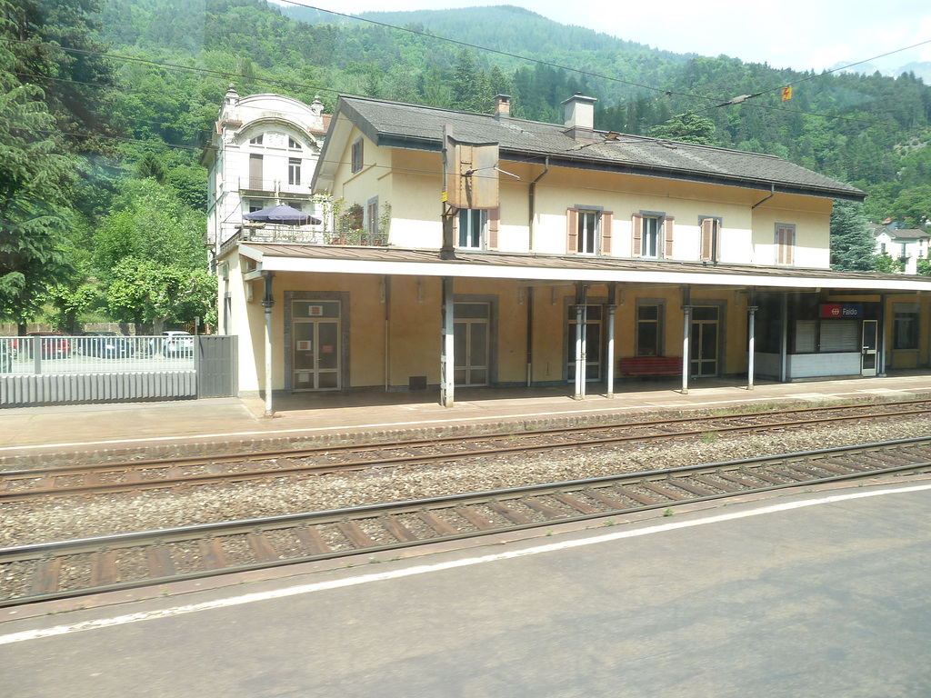 Durchfahrt im Bahnhof Faido