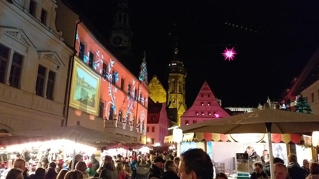 Canalettomarkt mit angestrahlten Rathaus