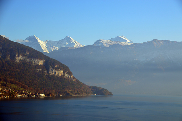 Blick über den Thunersee, links der Beatenberg, bis ganz hinten zu den Bergen Eiger, Möch, und Jungfrau