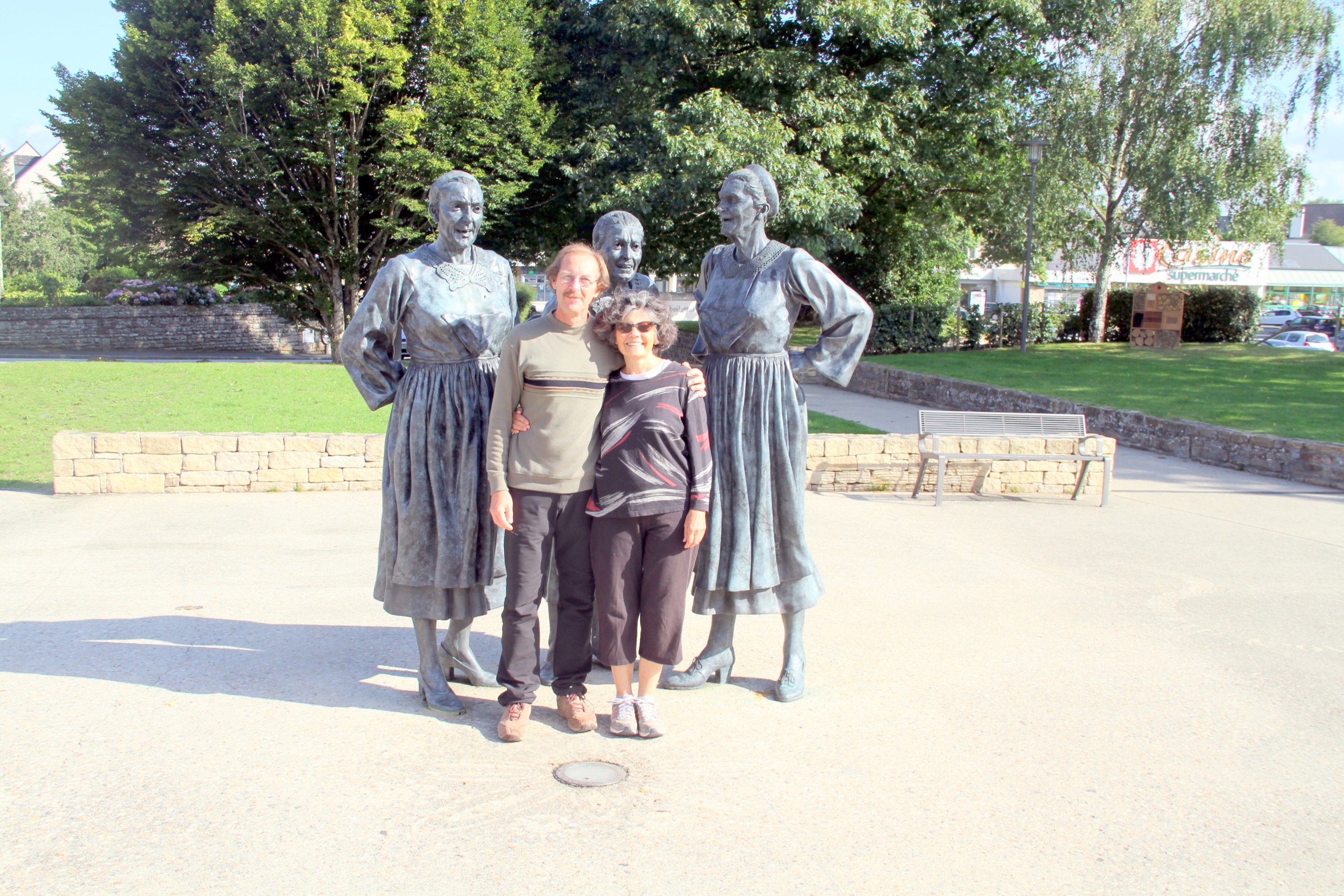 2017 - Statues des soeurs  Goadec à Carhaix