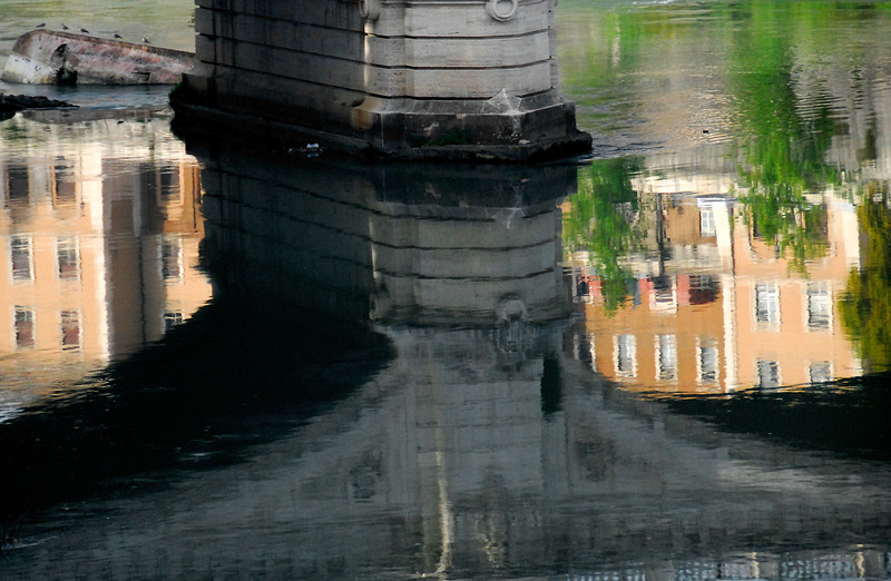 Römische Häuser, die sich im Tevere spiegeln