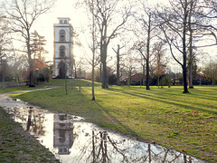 Winterregen und Sonnenschein im Park