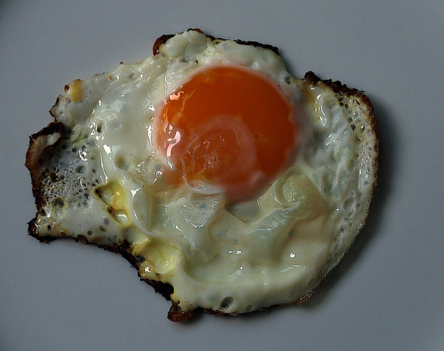 Au menu chez Gégène , Oeuf sur le plat . Au Café des Vampires ( Japon ) , Suprême de foetus sur lit de placenta poêlé .