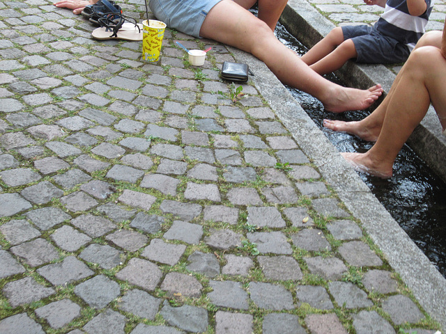 Abkühlung im Bächle, Seelbach im Schwarzwald Abkühlung im Bächle, Seelbach im Schwarzwald