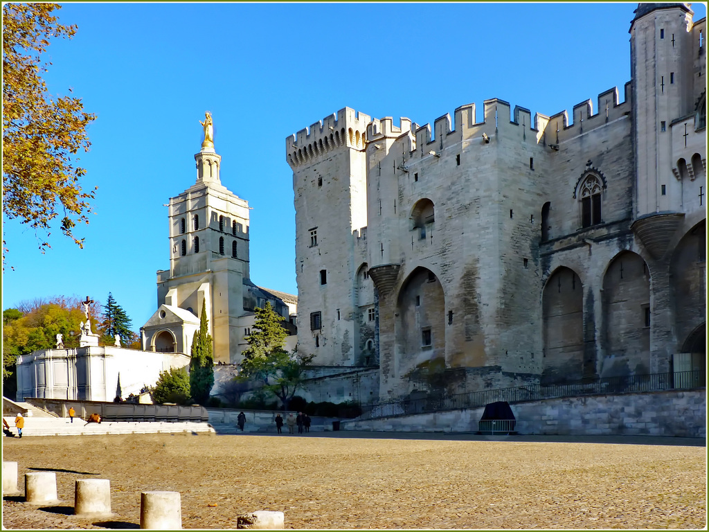 Avignon : La piazza del Palais des Papes e Notre Dame des Doms