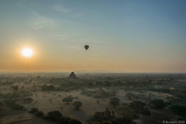 im Ballon über Bagan (© Buelipix)