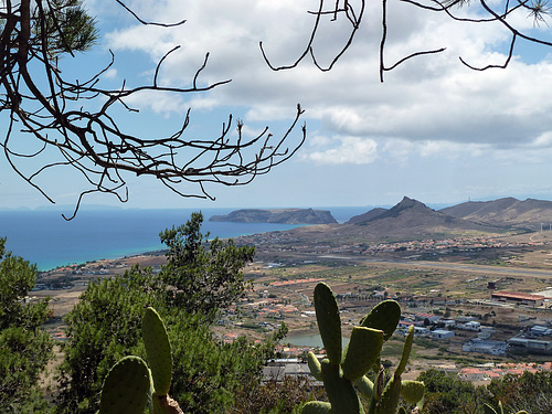 Porto Santo mit teil der Landepiste des Flughafens