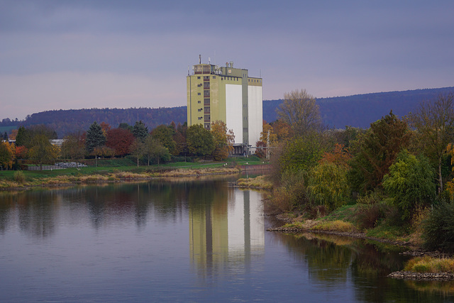 Spiegelung des Getreidesilos