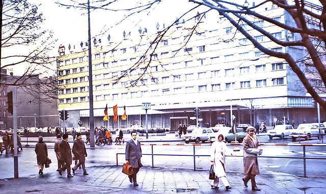 Berlin [Ost-Berlin/ Berlin-Est] (D; damals DDR, à l'époque RDA) janvier 1971. (Diapositive numérisée).