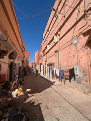 Séchage de linge dans une ruelle étroite  (Maroc)