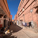 Séchage de linge dans une ruelle étroite  (Maroc)