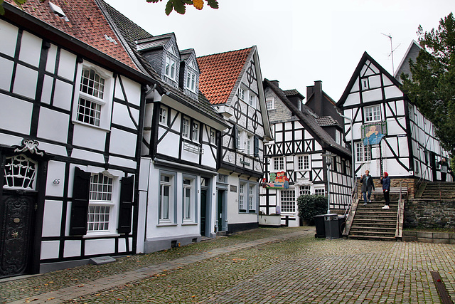 Ruhrstraße, Fachwerkhäuser am Tuchmacherplatz (Historische Altstadt Kettwig, Essen) / 1.11.2023