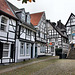 Ruhrstraße, Fachwerkhäuser am Tuchmacherplatz (Historische Altstadt Kettwig, Essen) / 1.11.2023