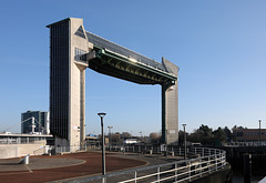 Surge barrier