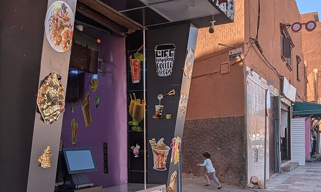 Life happens, coffee helps (recadrage)