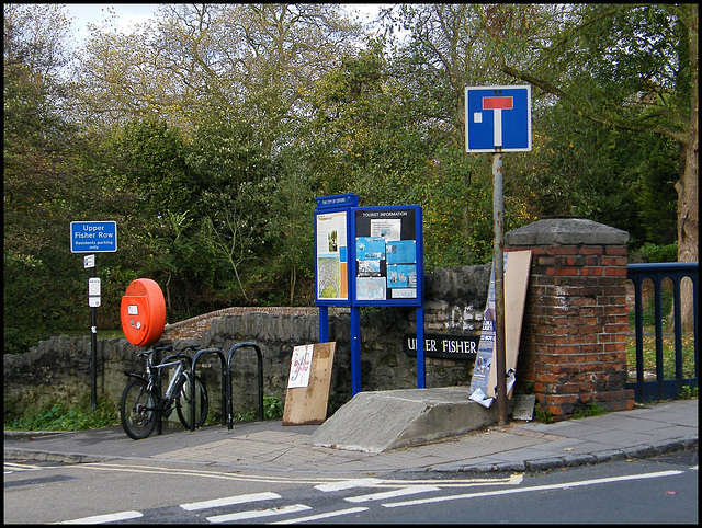 council clutter at Hythe Bridge