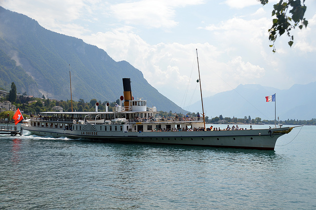 Schaufelraddampfer LA SUISSE auf dem Genfersee bem Schloss Chillon