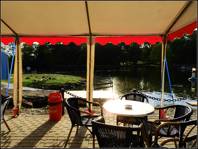 enjoy the autumn Sun(HCS) De Rieten Stoel op Schuttershof