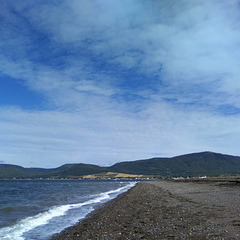 Plage rugueuse sous ciel majestueux