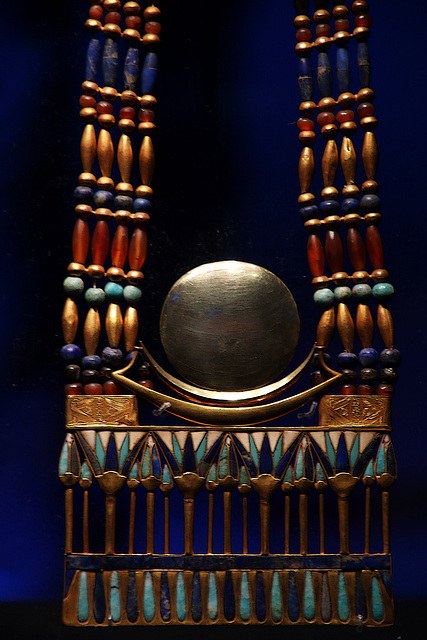 Pectoral de Toutânkhamon , avec disque lunaire en argent .