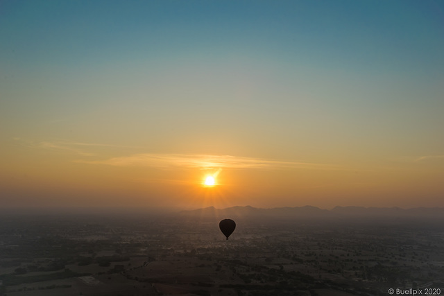 Sonnenaufgang über Bagan (© Buelipix)