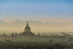 Morgennebel über Bagan (© Buelipix)