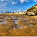 Structures de sable scintillantes à marée basse.