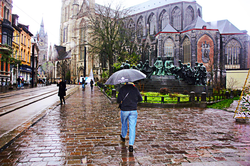 DU CÔTÉ de la CATHEDRALE DE GAND.