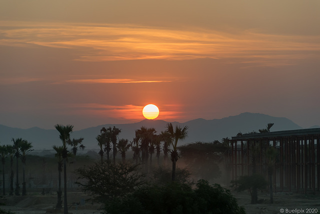 Sonnenaufgang bei Bagan (© Buelipix)