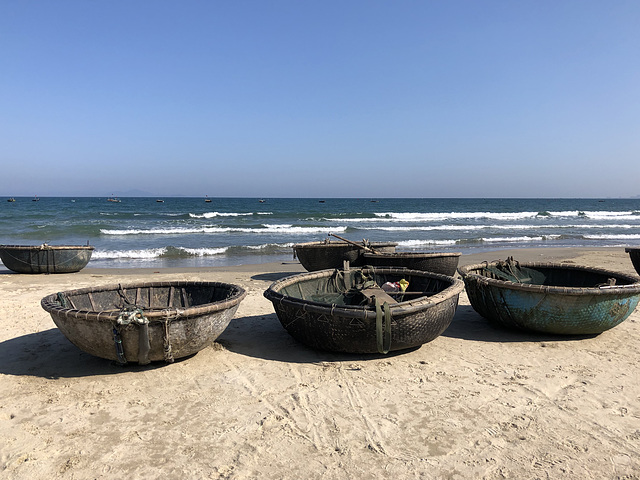 Bateau_panier Un bateau panier (ou ghe thùng chài ou hoi an) est un type d'embarcation circulaire faite de bambous tressés, utilisée au Viêt Nam, au Laos et au Cambodge, ...