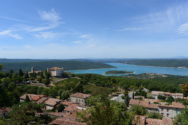 Chateau d'Aiguines surplombant le lac de Sainte Croix.