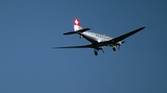 Douglas DC-3 im Anflug auf den Flughafen Grenchen