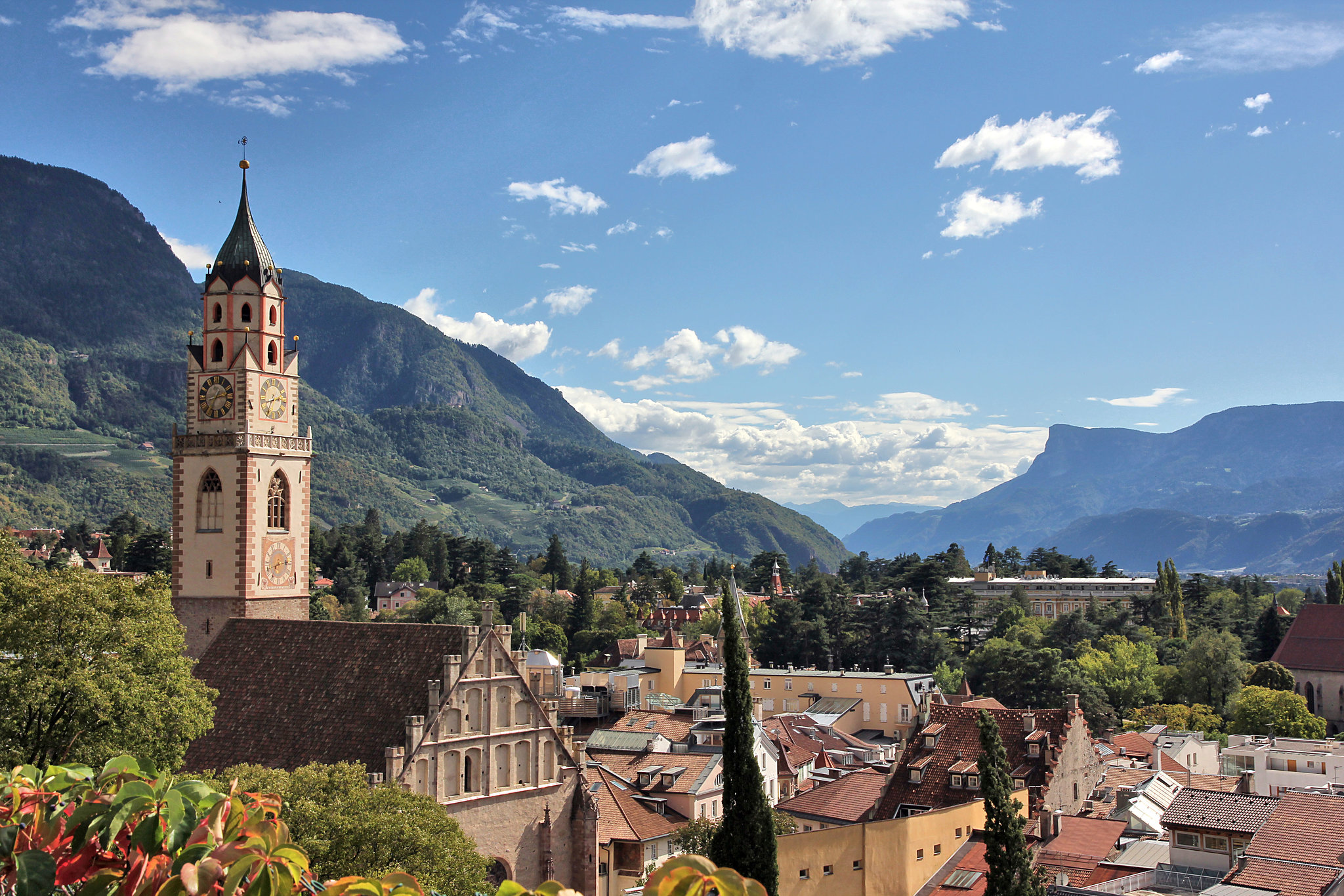 Blick vom Tappeinerweg auf die Kirche von Meran