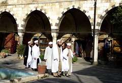 Damaskus: Die Imane eilen zum Gebet in die Medrese "Salimiya"