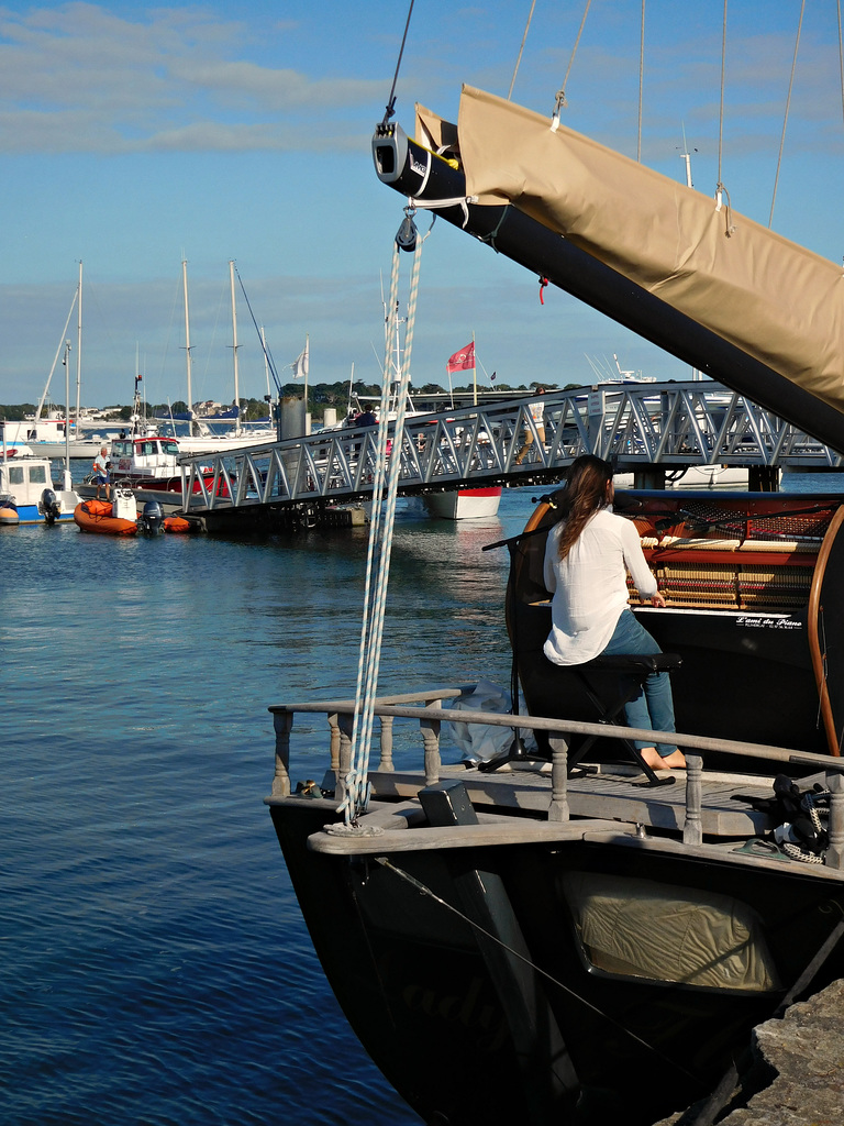 LADY FLOW son bateau et son piano,