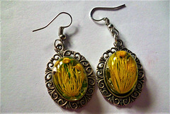 Golden flowers in oval earrings